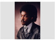 Dawit Isaak als nach links schauendes Porträt; er trägt ein weißes Hemd, eine gestreifte Krawatte und eine schwarze Jacke