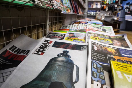 Zeitungen liegen in einem Moskauer Kiosk aus.