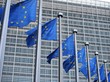 Mehrere EU-Flaggen wehen vor dem Gebäude der EU-Kommission