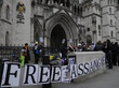 Demonstranten vor dem Gericht, in dem der Fall Assange verhandelt wird. © picture alliance / ASSOCIATED PRESS | Alastair Grant