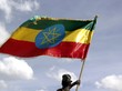 Soldat schwingt die äthiopische Nationalflagge