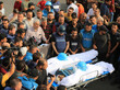 Angehörige und Kollegen der palästinensischen Journalisten Said al-Tawil und Mohammed Subh, die bei israelischen Luftangriffen getötet wurden, verrichten das Trauergebet während der Beerdigungszeremonie im Gaza-Streifen