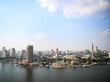 Hinter dem Nil sind Hochhäuser und andere Gebäude Kairos zu sehen