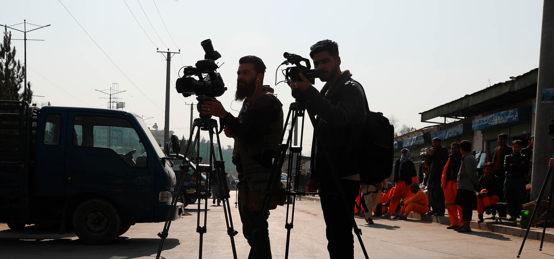 Zwei Journalisten filmen den Ort von einem Bombenanschlag