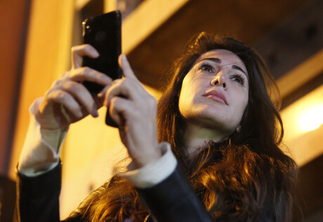 Dima Sadek filmt mit ihrem Handy