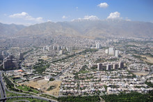 Die Wohn- und Hochhäuser von Teheram erstrecken sich kilometerweit vor einem Gebirgszug im Hintergrund