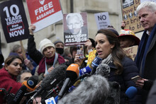 Die Verlobte von Julian Assange, Stella Moris, nach der Entscheidung des Gerichts. © picture alliance / ASSOCIATED PRESS / Alastair Grant
