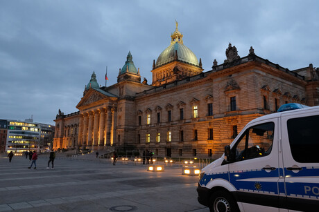 Ein Polizeifahrzeug steht vor dem Bundesverwaltungsgericht in Leipzig.