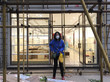 Zhang Zhan steht unter einem Baugerüst vor einem leeren Laden in Wuhan