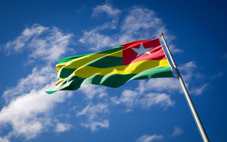 Eine Flagge mit grünen und gelben Streifen sowie einem weißen Stern auf rotem Grund.