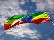 Die Nationalflagge Äthiopiens (erst ein grüner, dann ein gelber und zuletzt ein roter Querbalken; in der Mitte ein Stern auf blauem Grund) weht vor dem Himmel