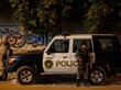 Ägyptische Polizeikräfte stehen vor einem schwarz-weißem Polizeifahrzeug, dass wiederum vor einer mit Graffiti besprühten Wand steht