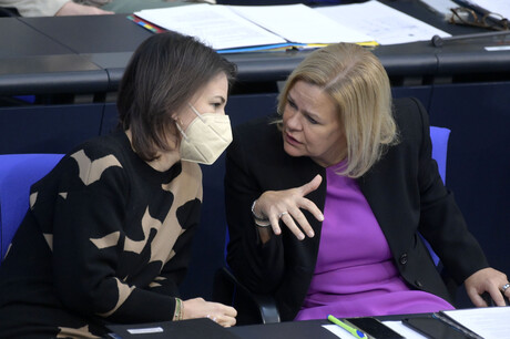 Links sitzt Annalena Baerbock, rechts Nancy Faeser im Bundestag