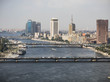 Am Flussufer des Nil sind zahlreiche Häuser und Hochhäuser zu sehen; drei Brücken reichen über den Fluss