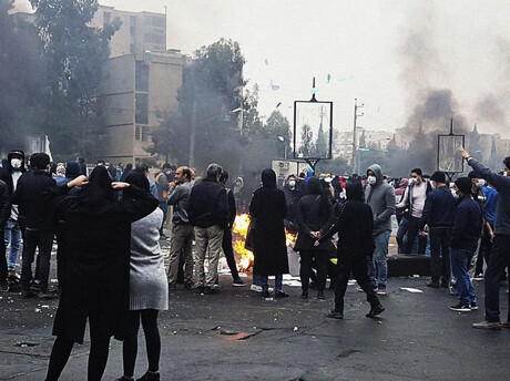 Menschen im Iran protestieren auf der Straße.