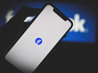 IPhone mit Facebook-Symbol