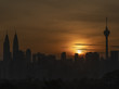Von der Hauptstadt Malaysias, Kuala Lumpur, sind im Sonnenaufgang nur die schwarzen Silhouette der Gebäude und Türme zu sehen