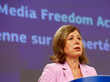 Věra Jourová, die EU-Kommissarin für  für Werte und Transparenz, steht an einem Rednerpult, im Hintergrund der Schriftzug Media Freedom Act.