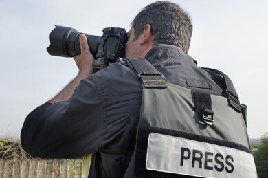 Fotojournalist mit Schutzweste