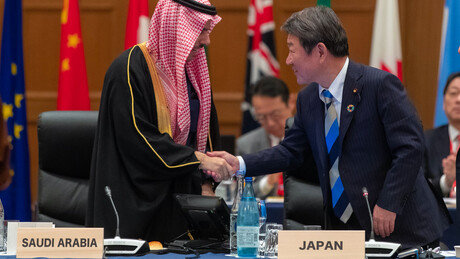 Handschlag zwischen Vertretern Japans und Saudi-Arabiens