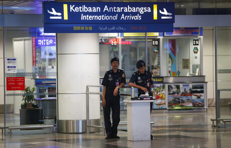 Polizisten am Flughafen von Kuala Lumpur