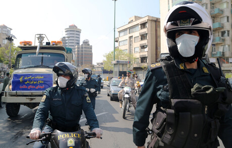 Zwei Polizeibeamte im Straßenverkehr