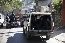 Eine Polizei-Patrouille fährt nach dem Mord an zwei Journalisten durch Port-au-Prince ©picture alliance ASSOCIATED PRESS  Odelyn Joseph