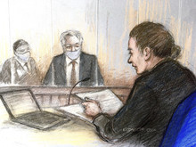 Eine Gerichtszeichnung zeigt eine Richterin, die eine Entscheidung verliest, sowie im Hintergrund Julian Assange in Anzug und mit Maske