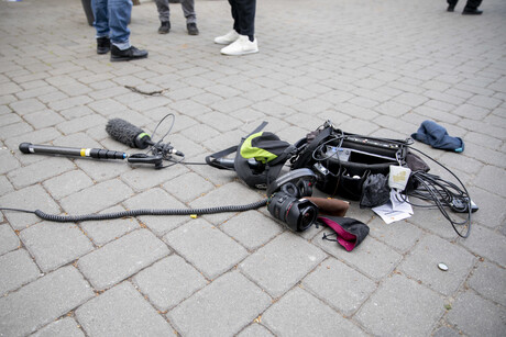 Nach einem Übergriff auf das Team der "Heute Show" am Rande einer Querdenker-Demo liegt Kameraausrüstung auf dem Boden