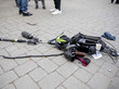 Zerstörtes Kamera-Equipment: Einer von vielen Angriffen auf Medienschaffende. © picture alliance / Christoph Soeder / dpa