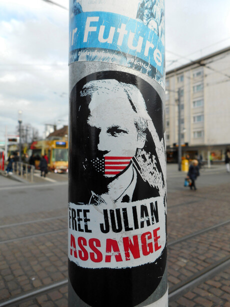 Plakat mit "Free Julian Assange"