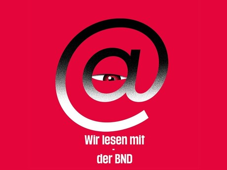 Auf rotem Hintergrund ist ein großes @ zu sehen, in dessen Mitte ein Auge mit roter Linse sitzt; unter dem Zeichen steht in weißer Schrift "Wir lesen mit - der BND"
