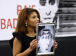 Zu sehen ist Raif Badawis Frau Ensaf Haidar, die auf einer Protestaktion ein Bild des Bloggers in den Händen hält. © picture alliance / AP Photo / Christian Lutz