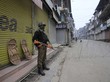 Ein indischer Polizist bewacht ein Geschäft in dem von Indien kontrollierten Teil Kaschmirs 