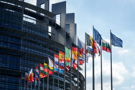 Europäische Nationalflaggen vor Hauptsitz des EU-Parlaments in Straßburg.