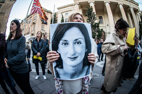 Ein Demonstrant hält ein Foto der ermordeten Journalistin Daphne Caruana Galizia während einer Mahnwache