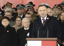 Der polnische Präsident Andrzej Duda. Links im Hintergrund der PiS-Vorsitzende Jaroslaw Kaczynski. © picture alliance / AP Photo / Alik Keplicz
