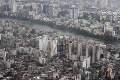 Häuser und Fluss in Dhaka aus der Vogelperspektive