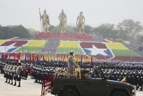 Myanmars Machthaber General Min Aung Hlaing spricht am 27. März in einer Rede vor 8.000 Soldaten, die sich zum sogenannten Tag der Streitkräfte zu einer Militärparade in der Hauptstadt Naypyidaw versammelt hatten. © picture alliance / ASSOCIATED PRESS / Aung Shine Oo
