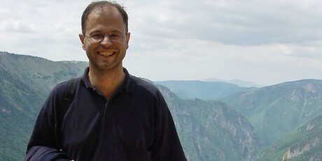 Jovo Martinović vor einem bergigen Hintergrund