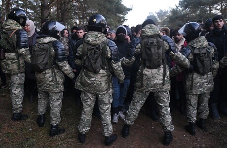 Soldaten an der Grenze zwischen Belarus und Polen versperren Migranten den Weg. © picture alliance/dpa Sputnik Viktor Tolochko