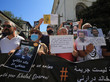 Demonstrierende fordern mit Bannern und Plakaten die Freilassung Drarenis 