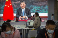 Zu sehen ist ein Bildschirm mit einer Sendung des chinesischen Präsidenten Xi Chinping - ein Feind der freien Presse. ©picture alliance / ASSOCIATED PRESS / Mark Schiefelbein