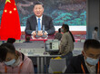 Zu sehen ist ein Bildschirm mit einer Sendung des chinesischen Präsidenten Xi Chinping - ein Feind der freien Presse. ©picture alliance / ASSOCIATED PRESS / Mark Schiefelbein