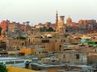 Bis zum Horizont erstrecken sich die alten, sandfarbenen Gebäude und Türme der ägyptischen Hauptstadt Kairo