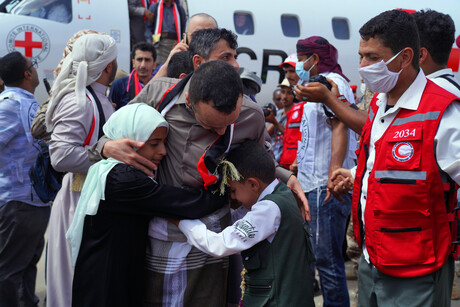 Nach seiner Freilassung schließt der jemenitische Journalist Abdul Chalek Amran seine Kinder in die Arme.