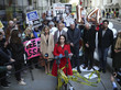Die Lebenspartnerin von Julian Assange, Stella Moris, gibt umringt von Unterstützerinnen und Unterstützern ein Statement vor dem Old Bailey in London ab