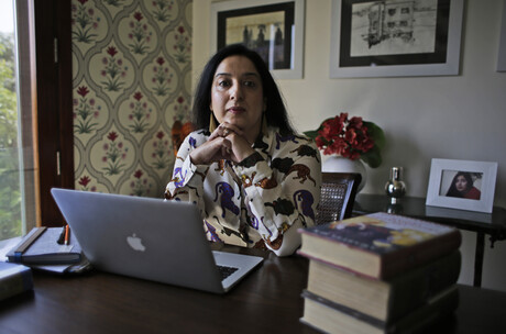Journalistin Swati Chaturvedi an ihrem Laptop.