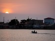 Die Hauptstadt Luana bei Sonnenuntergang vom Wasser aus fotografiert