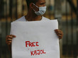 Demonstrant hält Schild mit Aufschrift Free Kajol